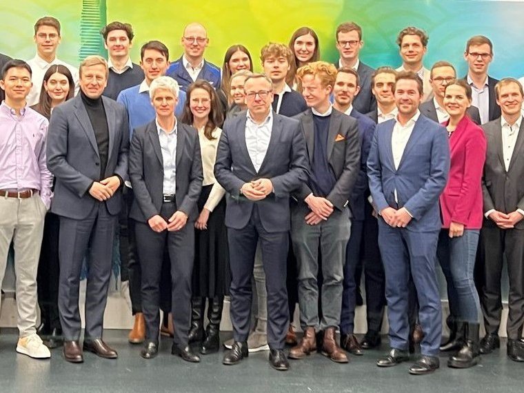 Student visit to BWM Welt and pitch to CEO Prof. Oliver Zipse