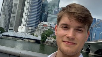 Jan standing in front of the Skyline of Singapur