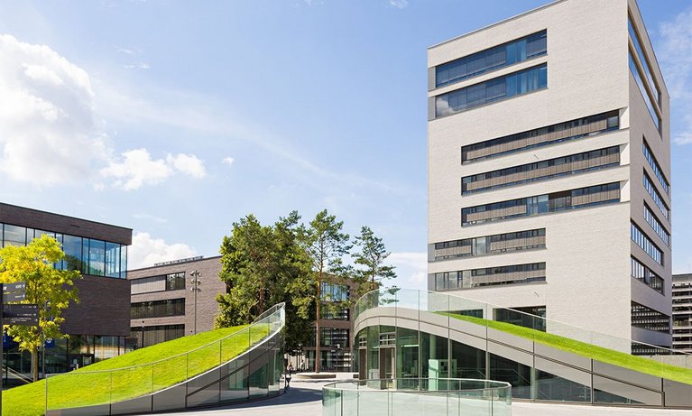 Outside view of a tall, white building, the so-called L-building, at TUM Campus Heilbronn.