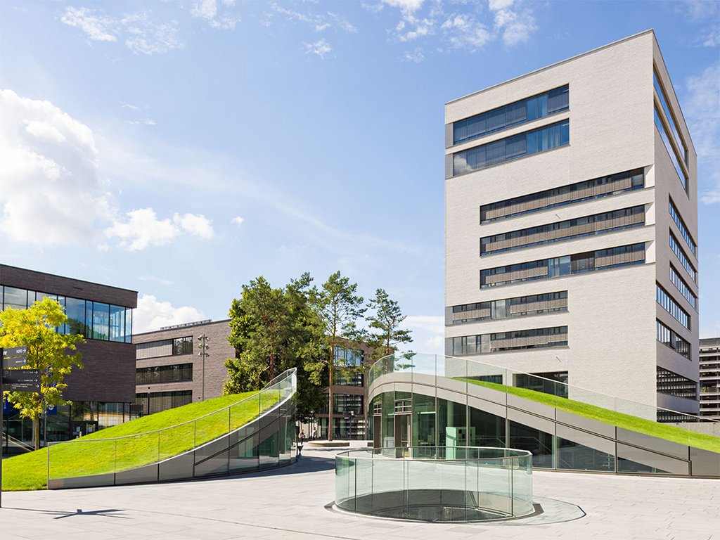 Outside view of a tall, white building, the so-called L-building, at TUM Campus Heilbronn.