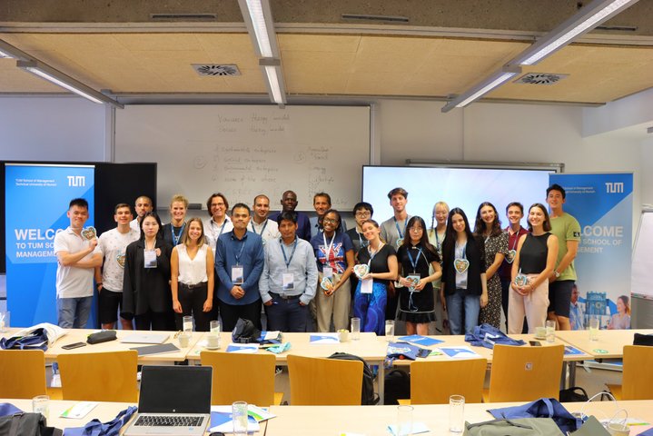 Group picture of diverse international summer school 2022 students in a lecture room of TUM School of Management
